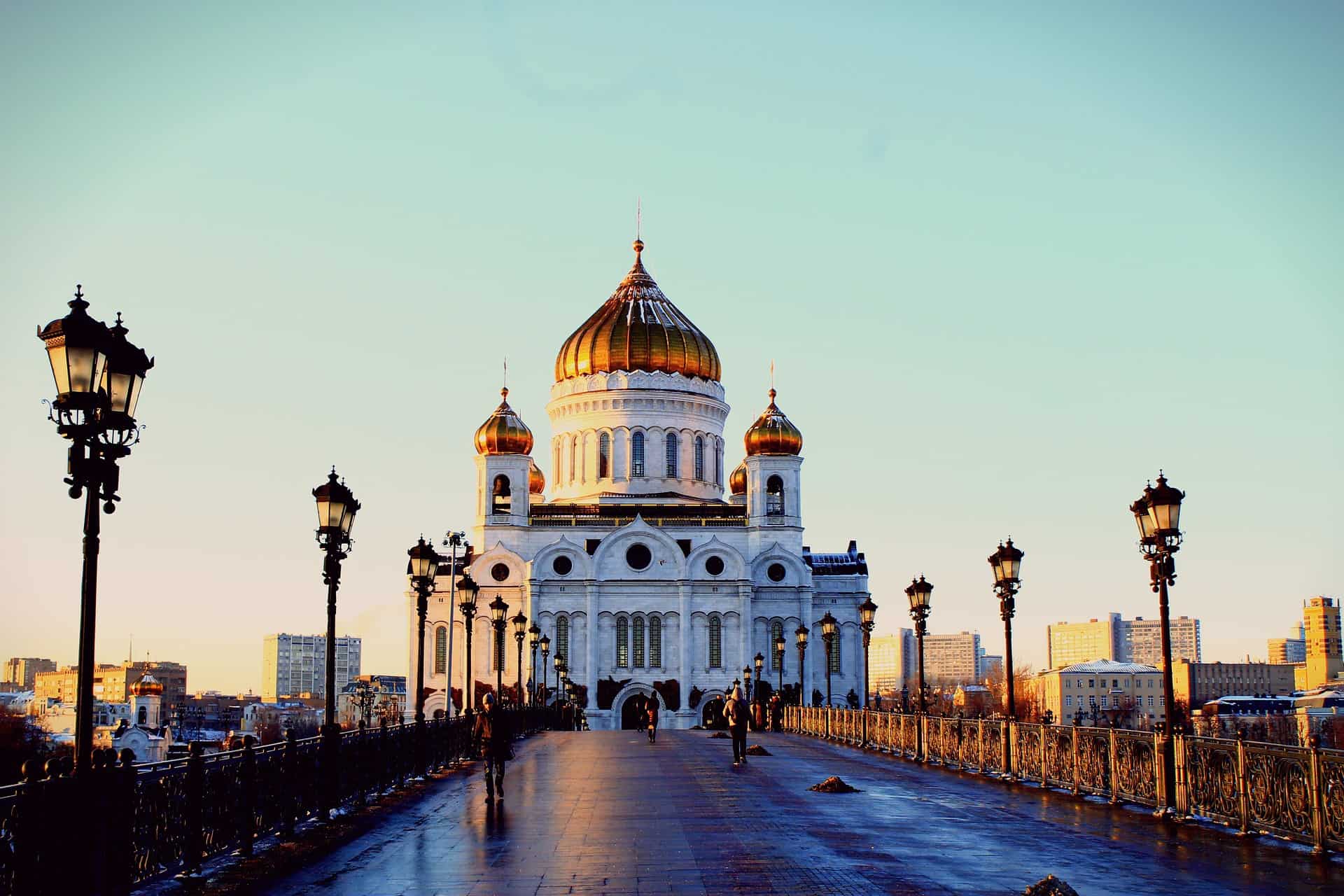 Travelling from Moscow to St. Petersburg by plane, train or bus. What’s better?
