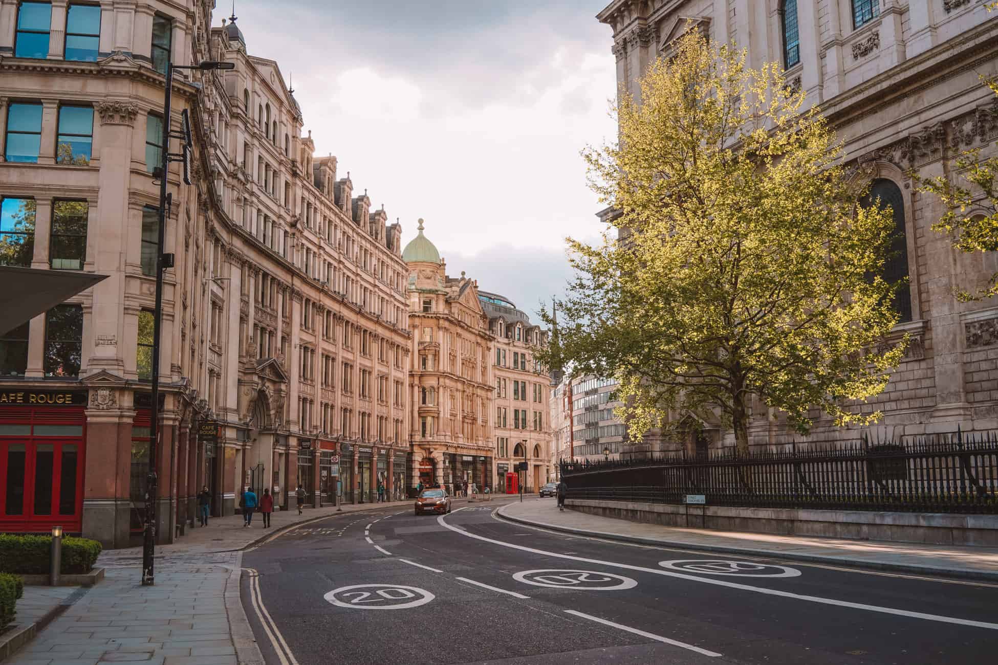 Is it worth to live in London? Pros and cons of living in London