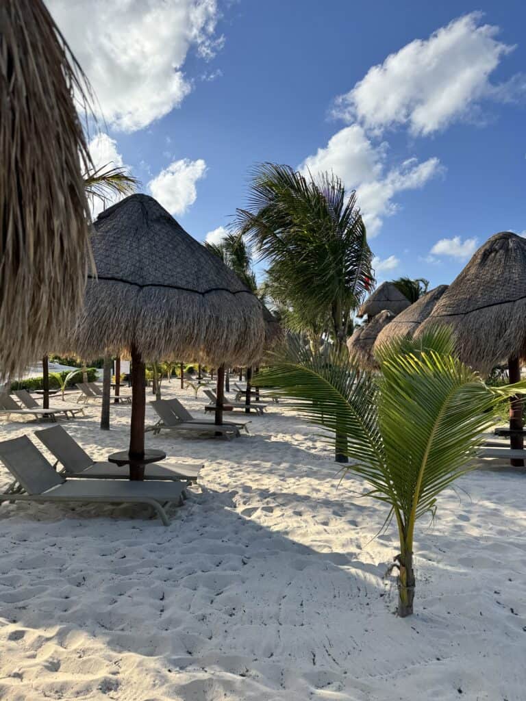 La mejor reseña de Playa Mujeres con un bebé: el único problema que nadie menciona