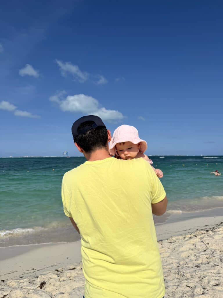 La mejor reseña de Playa Mujeres con un bebé: el único problema que nadie menciona